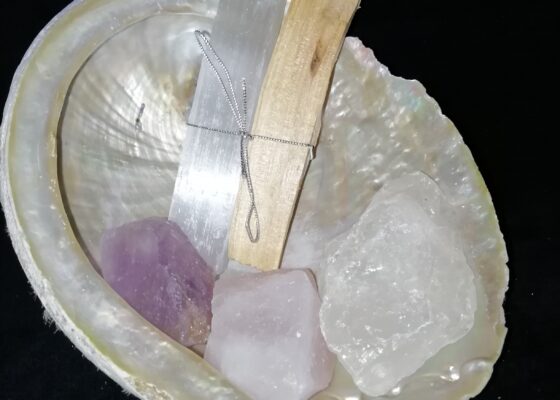 Regalo: abalon, triangolo d’oro, selenite, palo santo